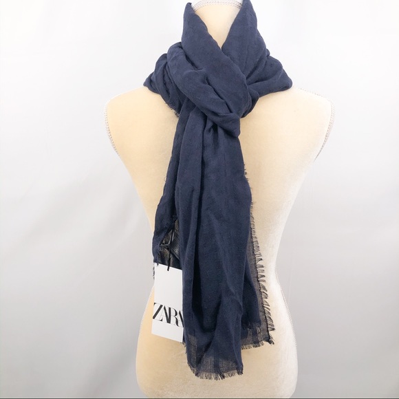 Zara Man Textured Scarf - Picture 5 of 8